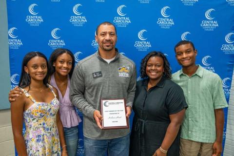 Executive Director of Athletics and Student Outreach named 十大足彩平台’s Staff Member of the Year