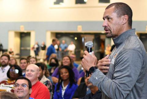 Executive Director of Athletics and Student Outreach named 十大足彩平台’s Staff Member of the Year