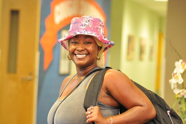 Smiling student in the hallways of 十大外围足彩排行榜